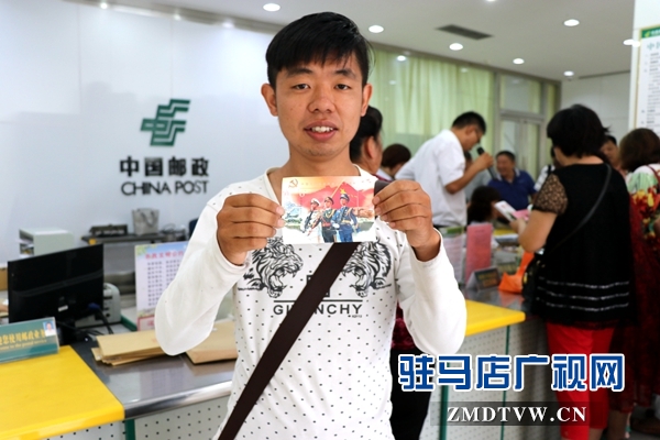 图为集邮爱好者展示新邮品.JPG