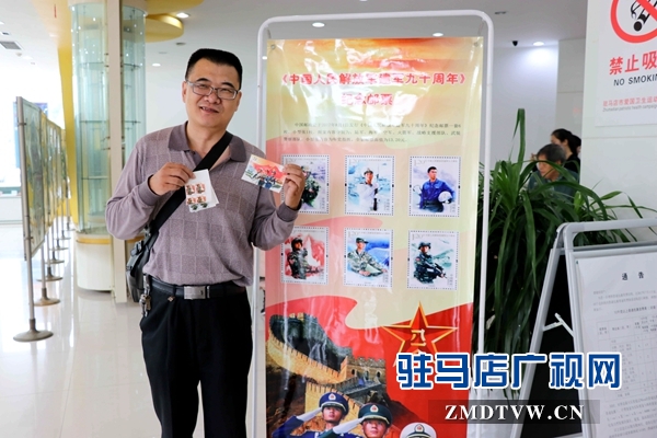 图为集邮爱好者现场留纪念.JPG