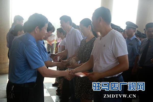 6、余卫东颁发聘书.JPG
