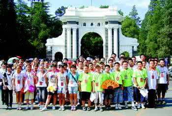 北大清华成暑期旅游热点 黄牛声称绕过保安进校园