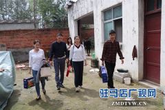 驻马店萤火虫公益协会节前送慰问 情暖贫困儿童
