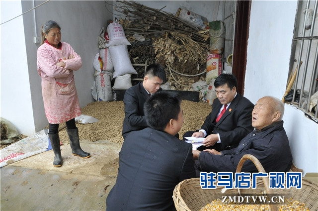 目前，许荣章老人在二女儿许爱杰家居住，由二女儿许爱杰（左一）负责照料生活起居。.jpg