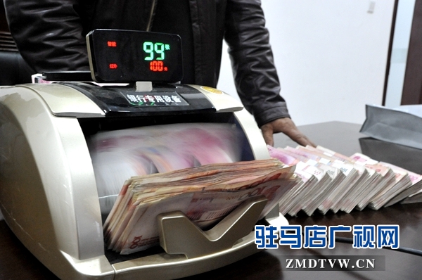 为确山瓦岗群众发放执行款 022.jpg