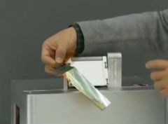 手机能卷起来了？ 我国首条柔性显示屏生产线打破国外垄断量产