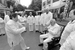 百岁老人改编五禽戏练养生操80年 收9旬老人为徒 
