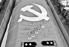 湖南一禁毒队长抓捕毒贩途中猝死 棺椁上摆满奖章