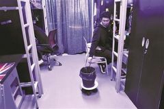 遥控垃圾桶、投影键盘 95后学生改造宿舍变“太空舱”