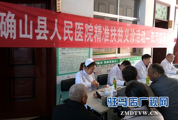 为贫困家庭人员量血压.jpg