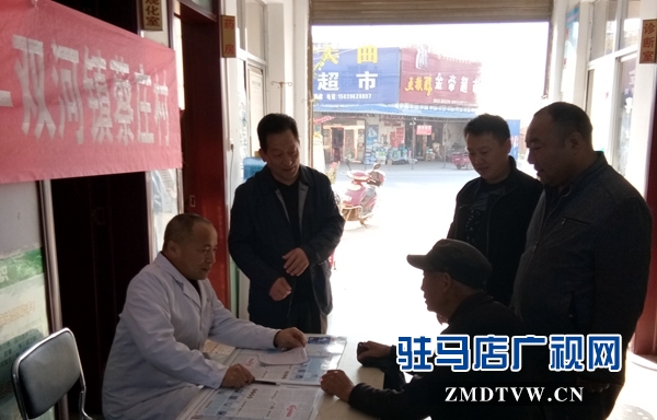 3、为贫困户人员义诊.jpg