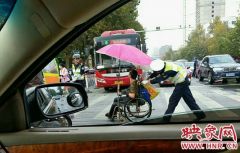 驻马店辅警弓腰歪头推轮椅过马路 被赞暖心
