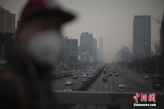 资料图：北京市民在雾霾中出行。<a target='_blank' href='http://www.chinanews.com/'>中新社</a>记者 刘关关 摄