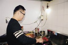 不当翻译当厨师 郑大毕业生西四环开印度餐厅火爆