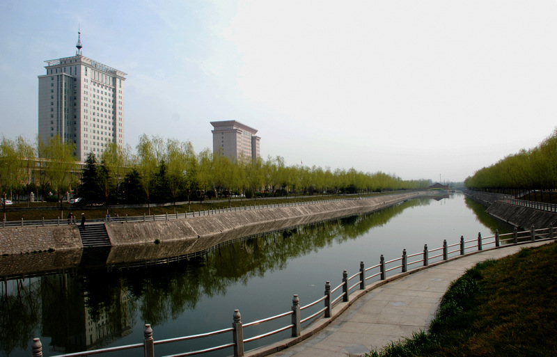 王明威一行到经济开发区调研指导“两路一河”项目建设工作