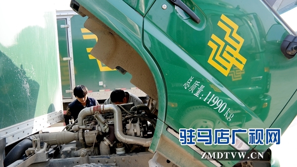 图为驻马店市分公司安排专业修理团队到邮政生产场地为每辆邮车检修,保障旺季用车 (4).jpg
