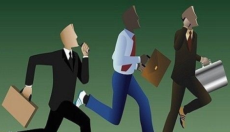 混龄共处成职场新常态 代际差异引发“年龄危机”