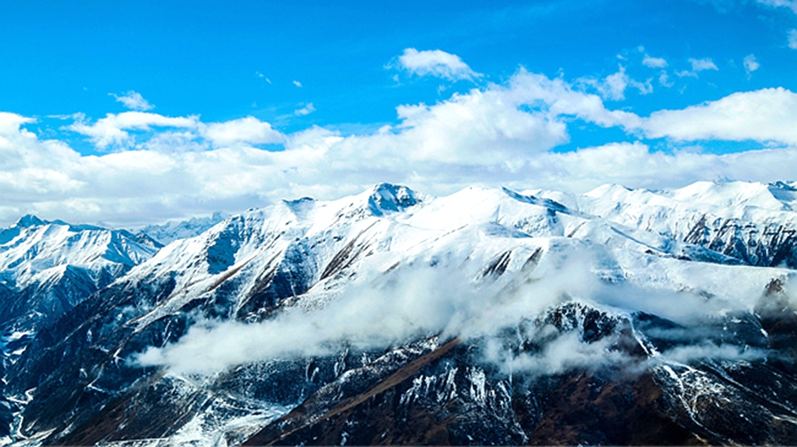 壮美河山！万米高空俯瞰雪后巴颜喀拉山