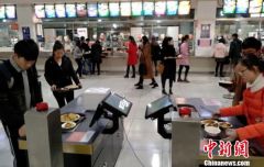 兰州高校食堂引“智慧选餐” “无人结算”任享菜品