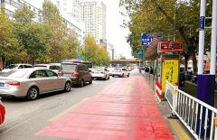 驻马店市区公交站亭前设“红色禁区” 违者将受到重罚