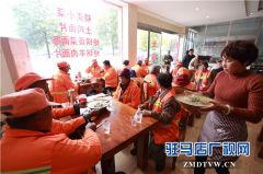 爱心店主情系环卫工人