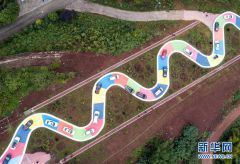 重庆景区打造彩色S型公路 市民排队体验