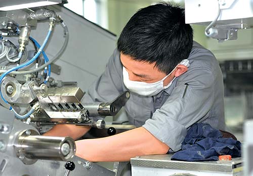 贺振华：打造核心竞争力企业  为河南中烟和地方经济作贡献