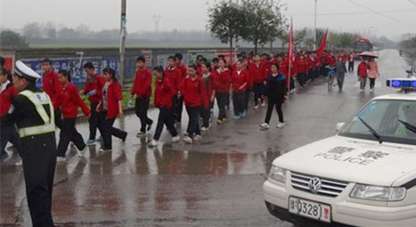 学生拉练民警护 送面锦旗表谢意