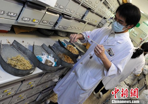 资料图:一名中药师中药房现场操作 <a target='_blank' href='http://www.chinanews.com/'>中新社</a>发 刘可耕 摄 资料图:一名中药师中药房现场操作 <a target='_blank' href='http://www.chinanews.com/'>中新社</a>发 刘可耕 摄