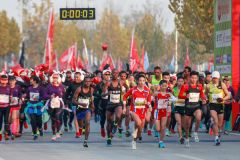 感受炎黄文化 一睹黄河风采 郑州炎黄国际马拉松赛开赛 