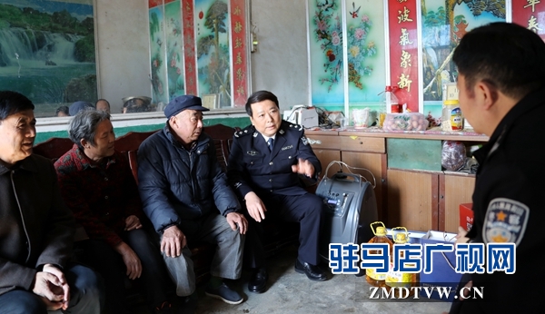 公安局长杨俊杰对陈留义夫妇嘘寒问暖,叮嘱老两口要保重身体 .jpg