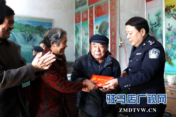 公安局长2万元奖金捐给贫困户.jpg