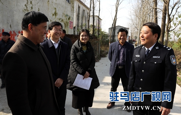 公安局长与辖区群众亲切交流.jpg