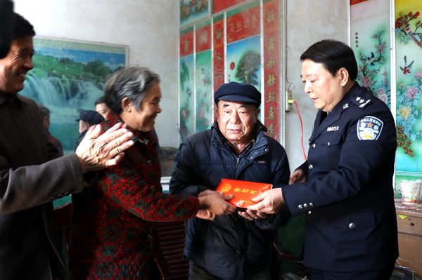 驻马店市公安局长2万元奖金捐给贫困户