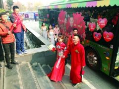 90后新人用公交车做“婚礼花车” 获得众多网友点赞