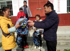 爱心书包送到15个困难儿童手中