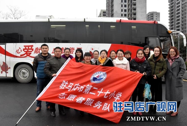 义务献血志愿者来到献血车前.jpg