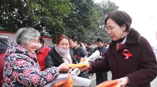 驻马店市开展第30个“世界艾滋病日”宣传活动