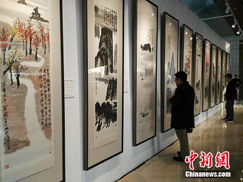 参观者欣赏《山水十二条屏》。<a target='_blank' href='http://www.chinanews.com/' >中新网</a>记者 宋宇晟 摄