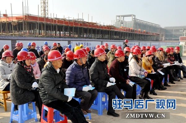 工友们聆听十九大宣讲2.JPG