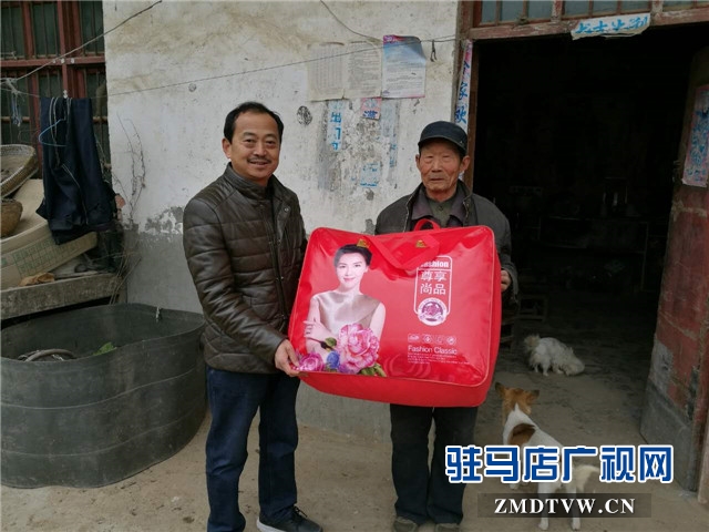 县卫计委副主任、驻村工作队队长张来喜给贫困户渠民送棉被.jpg