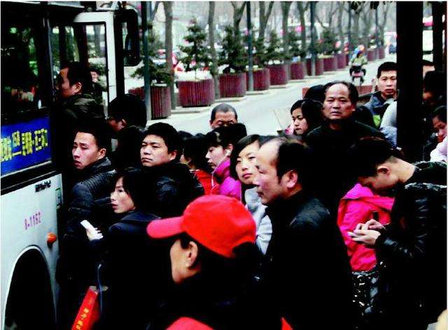 机动车限号公交拥挤 呼吁老年人错峰出行
