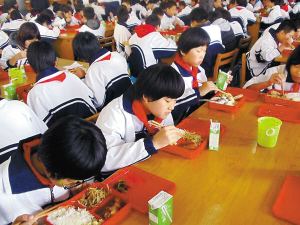 王志华实地调研中学生营养餐问题