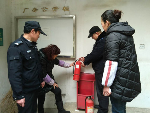 驿城区消防大队对辖区单位进行消防隐患排查