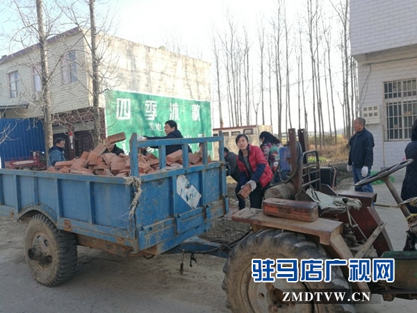 4、卫计委工作人员清理砖块.jpg