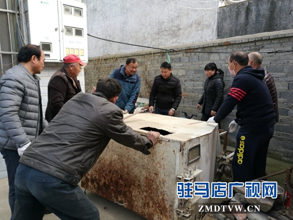 3、卫计委工作人员集中移动废品箱0.jpg