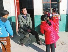 背上的爱情！驻马店乡村教师患肌无力 妻子坚持6年背丈夫上讲台