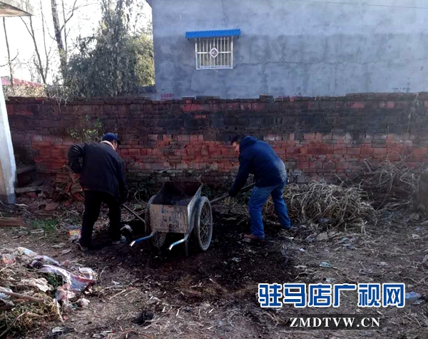 驻村队员清理垃圾.jpg