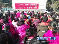 爱心棉衣让留守儿童身暖心更暖
