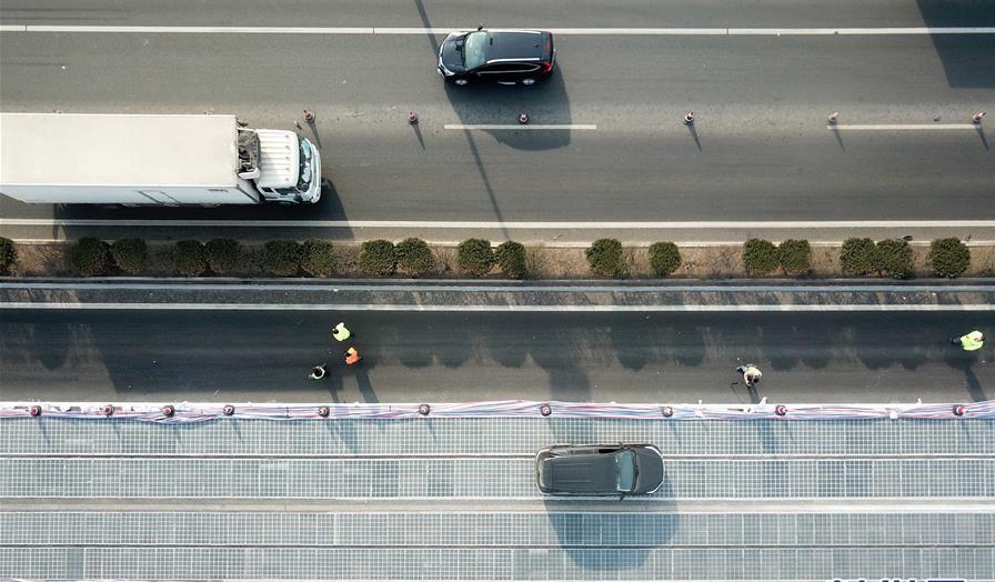 我国首个承载式光伏高速公路试验段通车