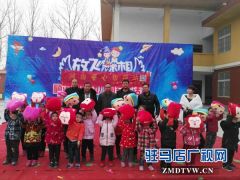 爱心人士与顺河中心幼儿园的孩子们一起喜迎元旦