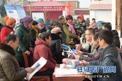 上蔡县司法局为帮扶村送司法“年货”